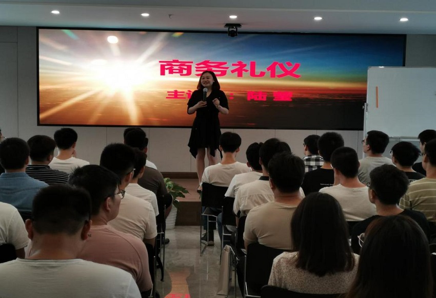 星空平台(中国)公司举办商务礼仪培训活动
